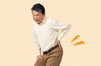 テニス中に腰痛に苦しむ中年男性の写真